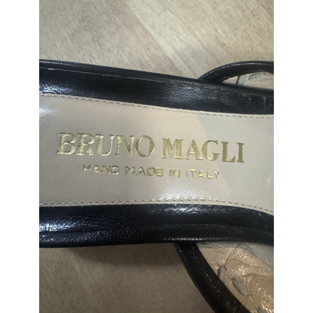 Bruno Magli Women’s Black Leather Kitten Heel Laser Cut Bow Italy 8 NEW! - Picture 3 of 10